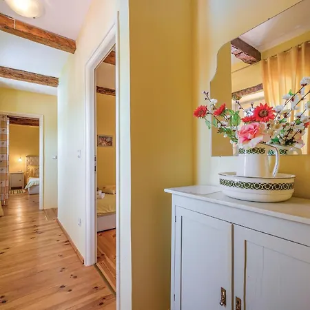 Semesterbostad Holiday Home Tinjan 56