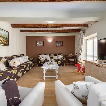 Casa vacanze 4 Bedroom Amazing In Tinjan