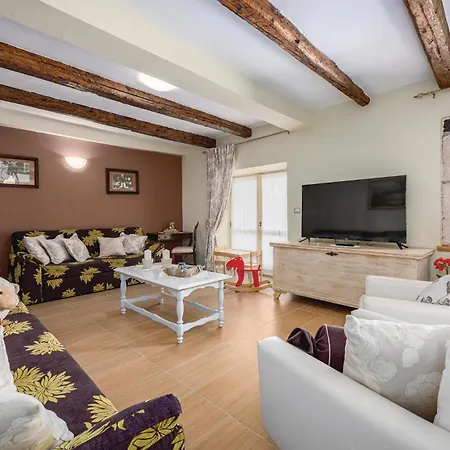 4 Bedroom Amazing In Tinjan