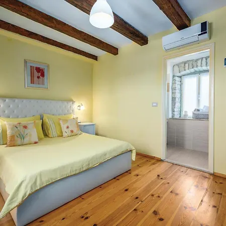 4 Bedroom Amazing In Casa vacanze