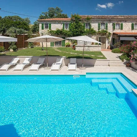 4 Bedroom Amazing In Casa vacanze