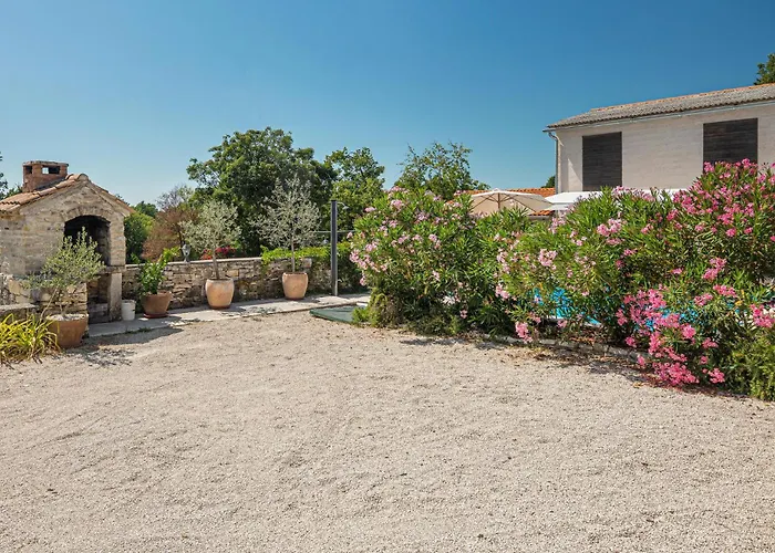 Holiday Home Tinjan 56 Vikendica *