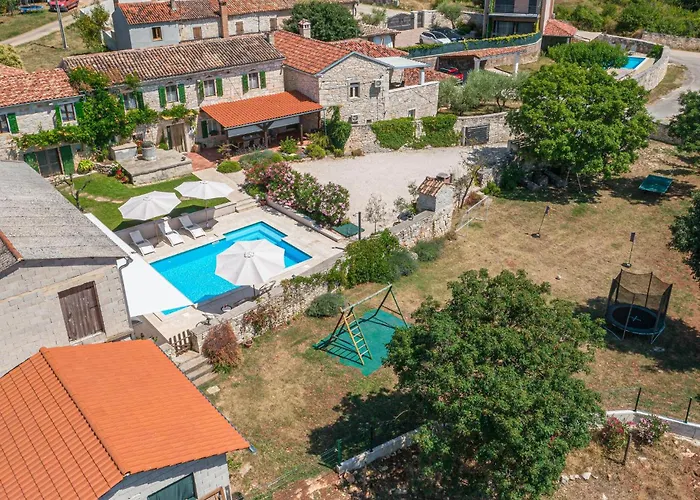 Vikendica Holiday Home Tinjan 56 *