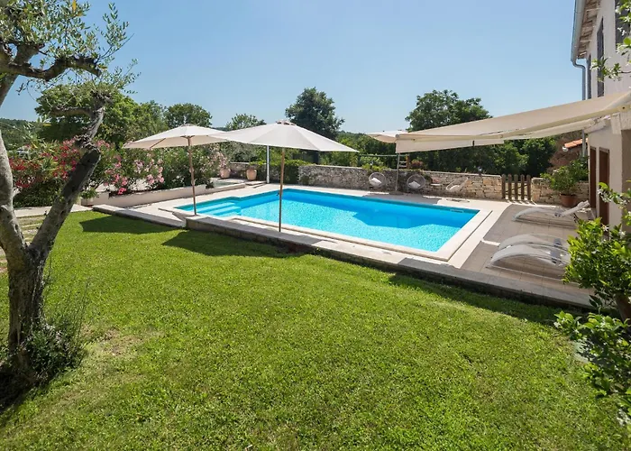 Vikendica Holiday Home Tinjan 56 *