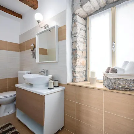 Holiday home 4 Bedroom Amazing Home In Tinjan *