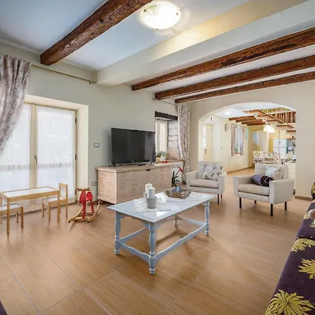 4 Bedroom Amazing Home In Tinjan Holiday home