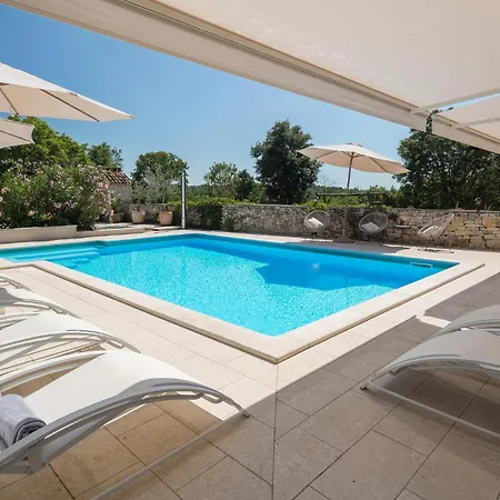 4 Bedroom Amazing Home In Tinjan *