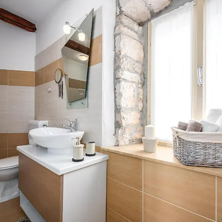 4 Bedroom Amazing Home In Tinjan Holiday home